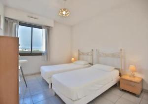 Charming Two-Bedroom Apartment with balcony and Garage by the Marina 객실 침대
