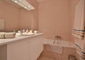 Charming Two-Bedroom Apartment with balcony and Garage by the Marina 욕실