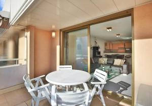 Charming Two-Bedroom Apartment with balcony and Garage by the Marina 주방 또는 간이 주방