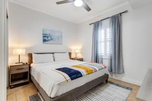 un dormitorio con una cama y una ventana en South Harbour 07B, en Pensacola Beach