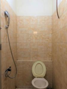 łazienka z toaletą i prysznicem w obiekcie Wisma Idola Palopo w mieście Palopo