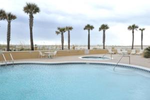 ein großer Pool mit Palmen im Hintergrund in der Unterkunft Emerald Isle 0603 in Pensacola Beach