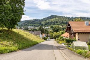 een kronkelende weg in een klein dorp met huizen bij Omas Obstkiste in Stockach