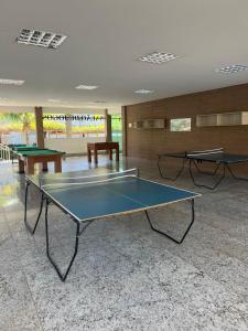 una mesa de ping pong en una habitación con 2 mesas en Villa Borghese Lacqua III, en Caldas Novas