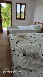 Tempat tidur dalam kamar di Guest House Qafe Dardha - Tomorr National Park