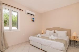Un pat sau paturi într-o cameră la Planos Villa