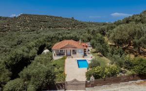 una vista aérea de una casa con piscina en Planos Villa en Tsilivi