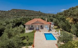 una vista aérea de una casa con piscina en Planos Villa en Tsilivi