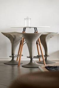 ケープタウンにあるRondebosch Centralのテーブルと椅子(ガラス付)