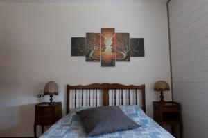Un pat sau paturi într-o cameră la chambres d'hotes Lagarde