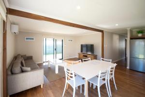 ein Wohnzimmer mit Tisch und Couch in der Unterkunft Clearwater Motel Apartments in Esperance