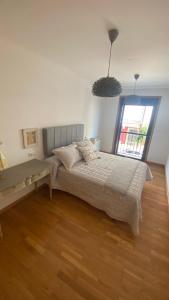 1 dormitorio con cama y ventana en Casa Sanjurjo, en Monforte de Lemos
