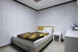 Dream of City Motel في دايغو: غرفة نوم بسرير ومغسلة