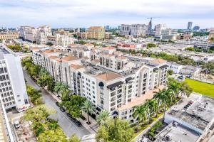 z góry widok na miasto z budynkami w obiekcie Stylish Modern Apartments at Gables Grand Plaza in Miami w Miami