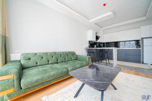 un soggiorno con divano verde e tavolo di ELEGANCE PRESTİGE a Kayseri