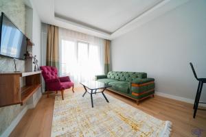 - un salon avec un canapé et deux chaises dans l'établissement ELEGANCE PRESTİGE, à Kayseri