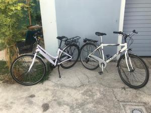 drei Fahrräder stehen neben einem Haus geparkt in der Unterkunft Bonsai - Bed & Breakfast in Pesaro