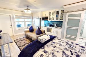 ein Wohnzimmer mit einem Sofa und einer Küche in der Unterkunft Ocean Jewel Condos Unit 244 in Daytona Beach