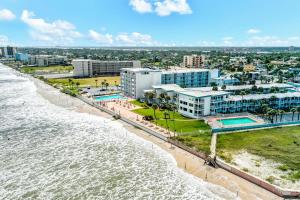 eine Luftansicht auf den Strand und die Gebäude in der Unterkunft Ocean Jewel Condos Unit 244 in Daytona Beach
