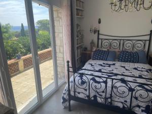 Ένα ή περισσότερα κρεβάτια σε δωμάτιο στο Villa Kahina