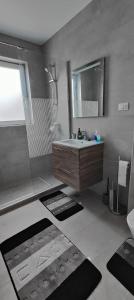 bagno con lavandino e specchio di Rooftop condo 45 a Braşov