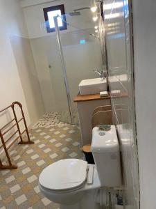 bagno con servizi igienici e lavandino di 32 parc des sports chez catherve a Saint-Médard-de-Guizières