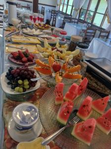 uma mesa com muitos pratos de fruta em Chale Disco de Arado em Visconde de Mauá