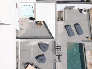 una vista aérea de una sala de estar con sombrillas en Olvos Luxury Villas Porto Heli, en Porto Heli