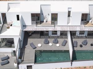z góry widok na dom z basenem w obiekcie Olvos Luxury Villas Porto Heli w mieście Porto Heli