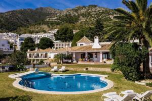 a villa with a swimming pool and a resort at Casa Jose in Mijas