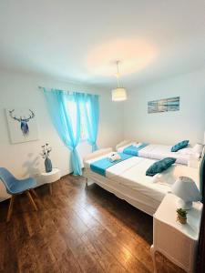 Un dormitorio con dos camas y una mesa y una silla. en "Villa Bernardini" vacances paisible à 2km de la mer, en Ventiseri