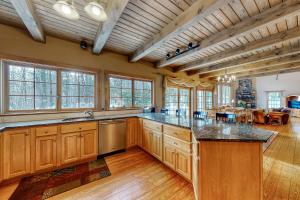 Una cocina o cocineta en Moose Lodge