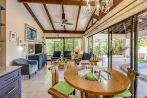 una cucina e un soggiorno con tavolo e sedie di Villa Sol 35 & 36 a Playa Hermosa