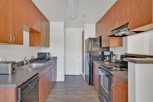Kuchyň nebo kuchyňský kout v ubytování Mountain View 1BR w WD Pool Gym SFO-1068