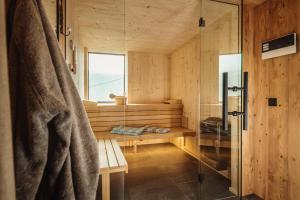 a room with a sauna with a bench and a window at Fürthermoar Hideaways in Kaprun