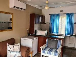cocina con encimera y silla en una habitación en Flamboyant Apartments, en St Lucia
