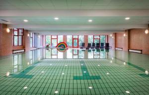 basen z kulą w środku w obiekcie JUFA Hotel Mariazell w mieście Mariazell