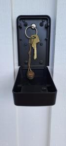 a key in a black holder on a wall at Bentevägen in Strömstad
