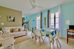 Atlantic Residence في جونزاك: غرفة معيشة مع طاولة وأريكة