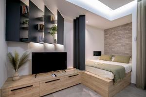 - une chambre avec un lit et une télévision à écran plat dans l'établissement ''THE 58 PROJECT'', à Alexandroúpolis
