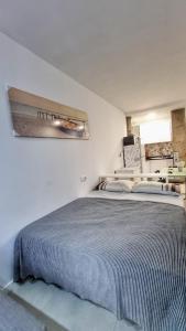 ein Schlafzimmer mit einem großen Bett in einem weißen Zimmer in der Unterkunft Playa de Las Canteras & Puerto Loft in Las Palmas de Gran Canaria