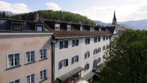 eine Reihe von Gebäuden in einer Stadt mit Kirche in der Unterkunft Corso am Graben in Bruneck