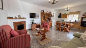 een woonkamer met een bank en een tafel bij Villa Paco At Home in Torrox