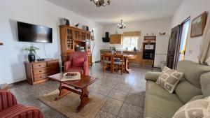 - un salon avec un canapé et une table dans l'établissement Villa Paco At Home, à Torrox