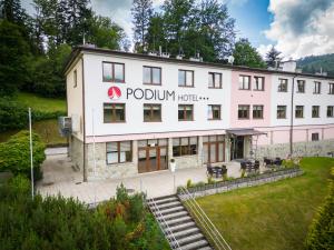 budynek z napisem "hotel polium" w obiekcie Hotel Podium w Wiśle