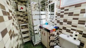 ein kleines Badezimmer mit Waschbecken und Toilette in der Unterkunft Apartamento Jimena Málaga en el centro de Nerja in Nerja + 15 Fotos