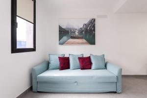 A seating area at APARTAMENTOS BLUE EYES