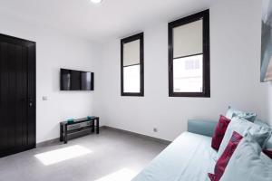 A television and/or entertainment centre at APARTAMENTOS BLUE EYES