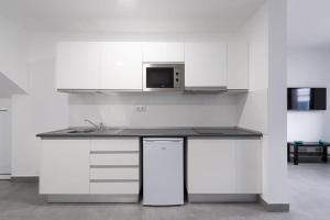 A kitchen or kitchenette at APARTAMENTOS BLUE EYES