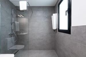 A bathroom at APARTAMENTOS BLUE EYES